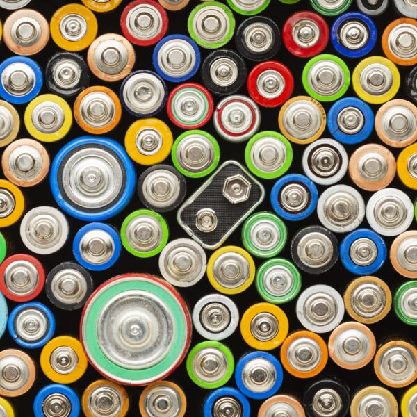 vista superior residuos contaminacion bateria